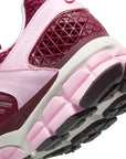 ZOOM VOMERO 5 - PINK FOAM /TEAM RED/SAIL/BURGUNDY CRUSH