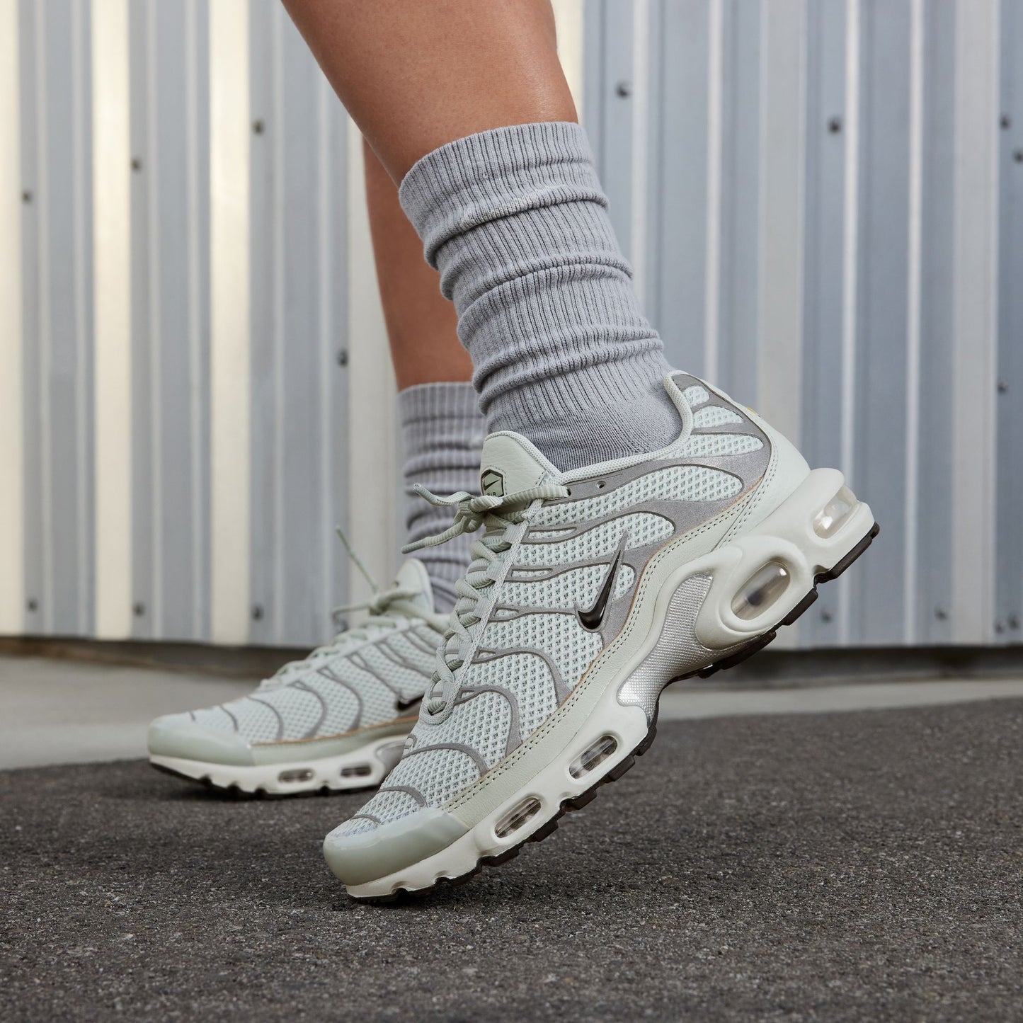 AIR MAX PLUS - LIGHT SILVER/BLACK/CHROME/LIGHT BONE